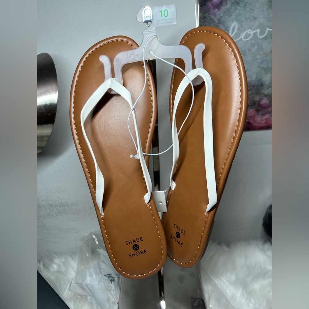 Brand nwt SHADE & SHORE Women's Faux Leather Flip Flop Sandals "WHITE" Size 10